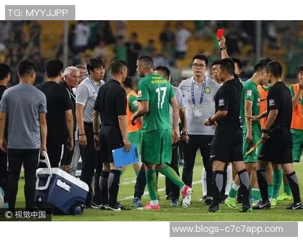 国安苏宁激烈对抗引发冲突视频曝光球迷热议赛场暴力行为 国安苏宁激烈对抗引发冲突视频曝光球迷热议赛场暴力行为